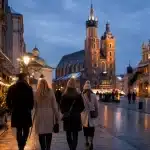 Promenade le soir du Nouvel An sur la place du marché de Cracovie