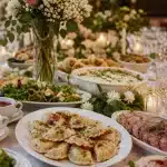 Table de mariage polonais avec pierogi, plats traditionnels et décoration florale